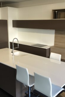 Bar sayacı ile minimalizm tarzı mutfak tezgahı