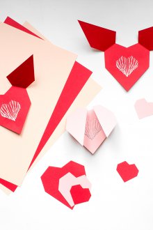 14 Şubat için hediye kendin yap origami tebrik kartı.