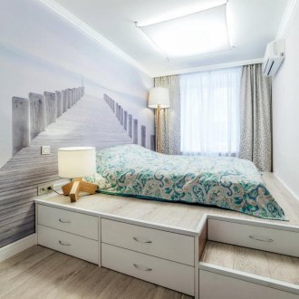 Podio letto in camera da letto con carta da parati fotografica