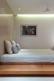 Podio da letto nello stile del minimalismo