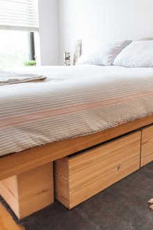 Podio da letto in pino