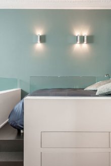 Podio da letto con pareti divisorie in vetro