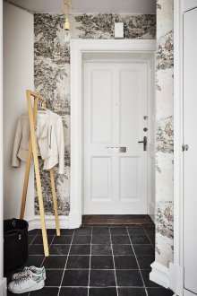 White wallpaper in the interior