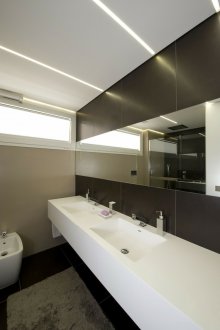 White ceiling in the bathroom