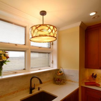 Mutfakta panjurlar ile pencere lavabo