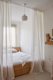 Zonage avec rideaux blancs