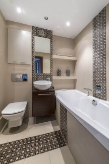 Revestimento de banheiro em mosaico marrom
