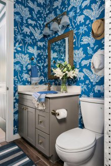 Carta da parati per toilette in stile etno blu