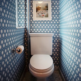 Carta da parati in bagno con una stampa geometrica