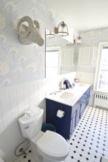 Carta da parati in bagno con un motivo blu
