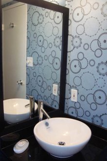 La carta da parati in bagno è blu