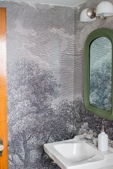 Carta da parati grafica in bagno