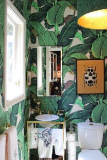 Carta da parati in bagno con foglie