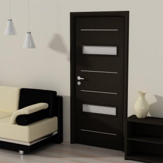 Wenge kapının altındaki oturma odasında hafif laminat