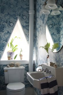 Carta da parati in bagno con macchie