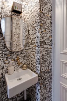 Carta da parati in bagno con un motivo