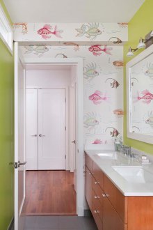 Carta da parati in bagno con pesce