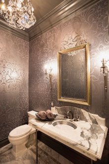Carta da parati in una toilette con un motivo d'argento
