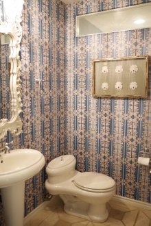 Carta da parati in bagno in stile shabby chic