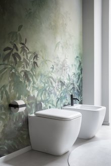 Carta da parati in bagno con motivi tropicali