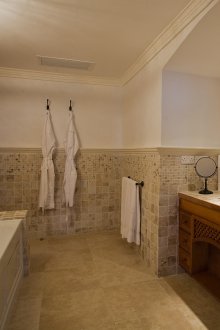 Büyük antika tarzı banyo