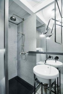 Beyaz mozaikli büyük banyo