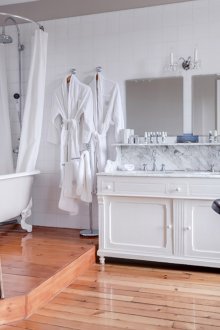 Büyük beyaz banyo