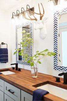 Dekoratif aynalı geniş banyo