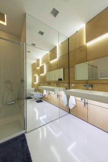Ahşap duvarlı geniş banyo