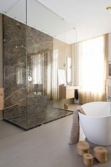 Duşlu geniş banyo