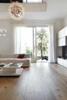 Odada açık kahverengi laminat ve cam kapılar
