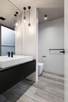 Geometrik çinilerle geniş banyo