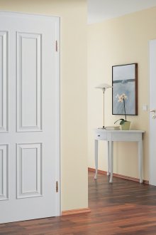 Beyaz kapılar ve koridorda kahverengi laminat