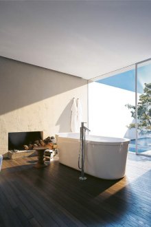Şömineli geniş banyo