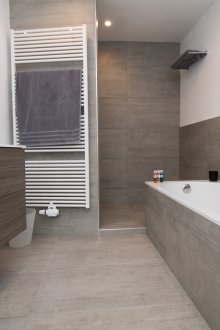 Porselen çinili büyük banyo