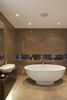 Büyük kahverengi kiremitli banyo