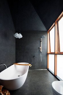 Yuvarlak mozaikli büyük banyo