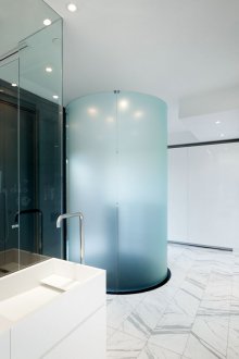Yuvarlak duşlu geniş banyo