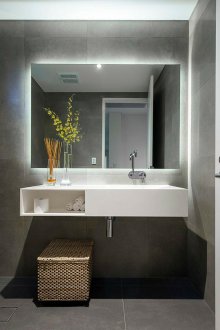 Şık tasarımlı geniş banyo