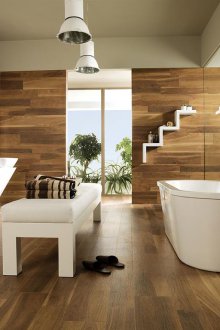 Laminat parke ile büyük banyo