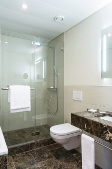Kahverengi mermerli geniş banyo