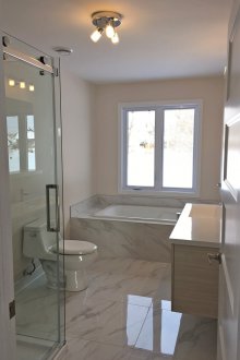 Büyük banyo döşenir