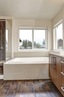 Pencereli geniş banyo