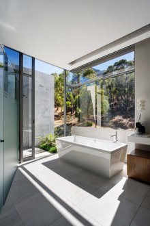 Panoramik pencereli geniş banyo