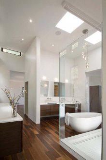 Ahşap zeminli geniş banyo