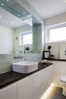 Cam fayanslı geniş banyo