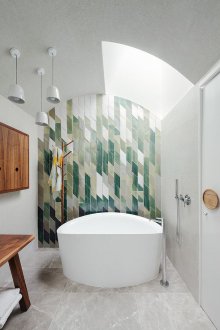 Dekoratif duvarlı geniş banyo