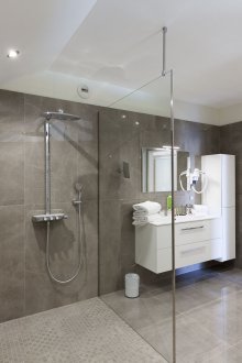 Yağmur duşlu geniş banyo