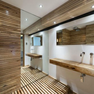 Fıçı tahtası ile geniş banyo