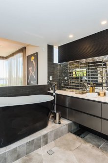 Ayna fayanslı geniş banyo